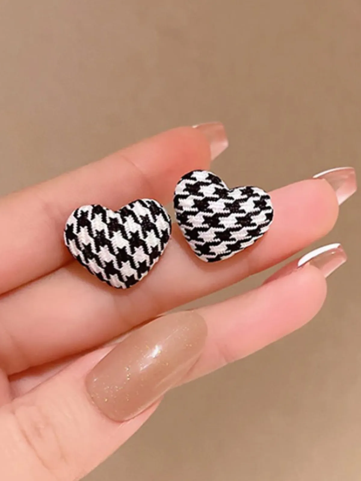 Lookin' Chic! Houndstooth Heart Earrings