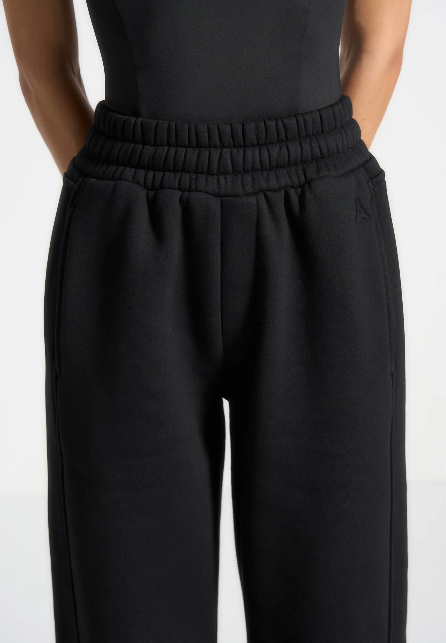 Éternelle Relaxed Joggers - Black